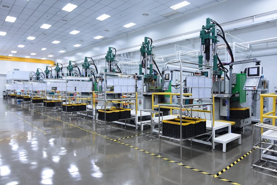 FOZ One’s state-of-the-art plastic injection machine capable of making top notch products.